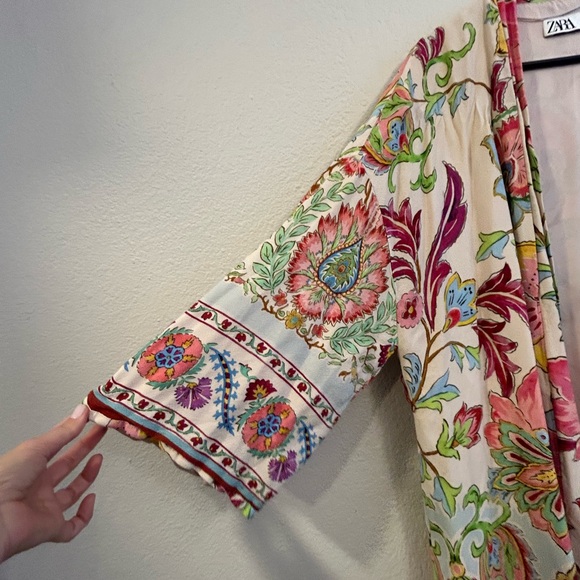 Zara Vibrant Floral Robe - Cream and Pink Kimono - Picture 3 of 9